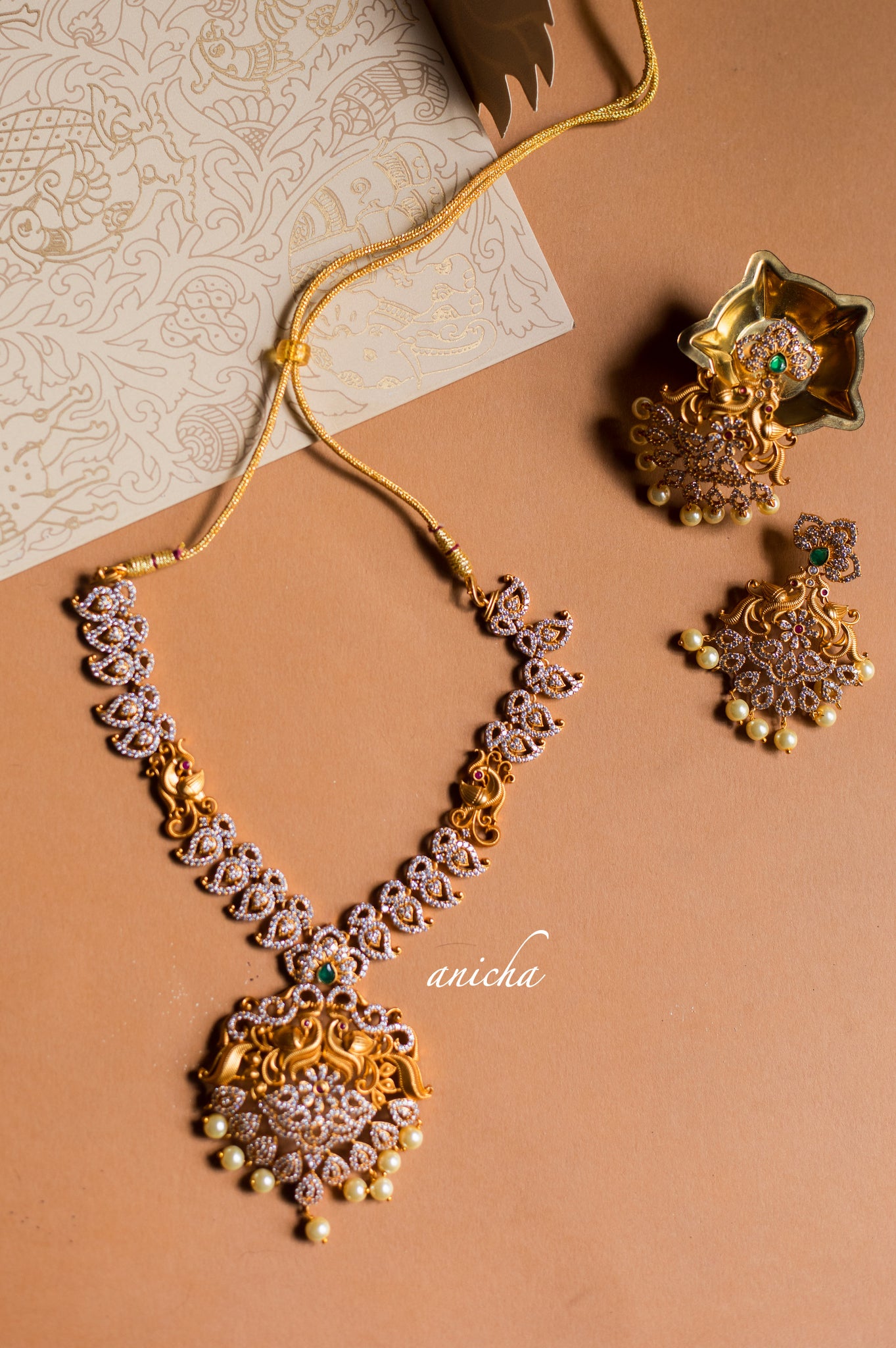 Gold paisley stone necklace set