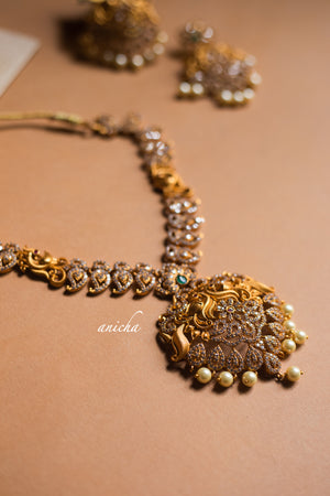 Gold paisley stone necklace set